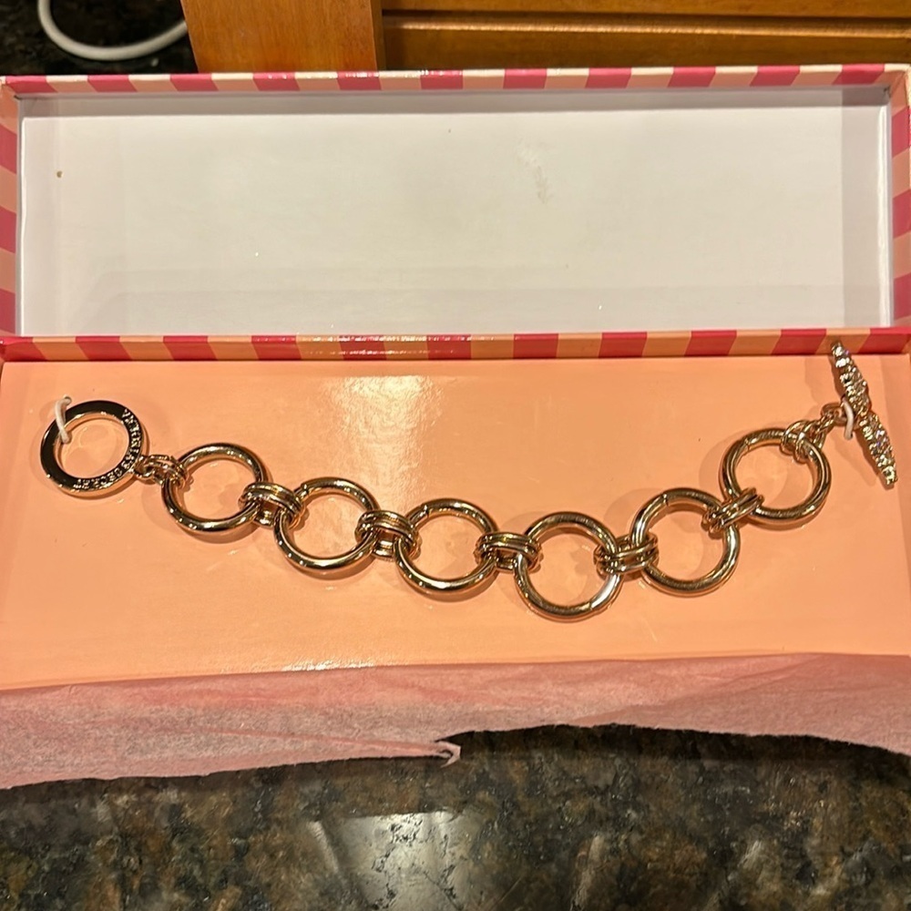 New in Box Victoria Secret Gold Tone Link Bracelet Wings